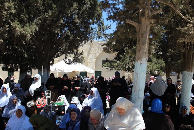 القدس:  أكثر من 300 ألف مصلي ادوا اليوم صلاة الجمعة الثالثة من شهر رمضان المبارك